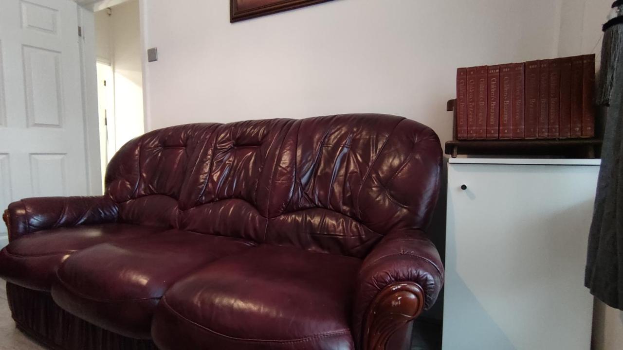 Lovely 2 Bedroom House Worsley Extérieur photo